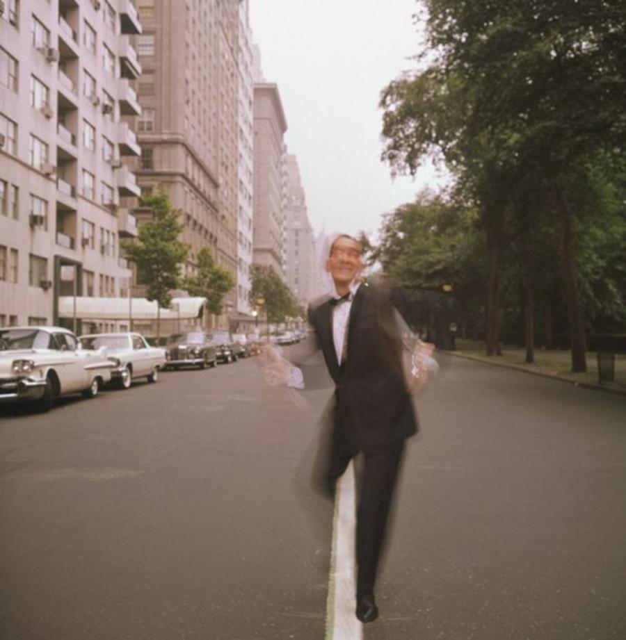 Killer Joe Piro 
1964
da Slim Aarons

Slim Aarons Edizione Limitata Estate

L'istruttore di danza americano 'Killer' Joe Piro (1921 - 1989) balla davanti al parco di New York, luglio 1964

non incorniciato
c stampa di tipo
stampato 2023
20 x 20"  -