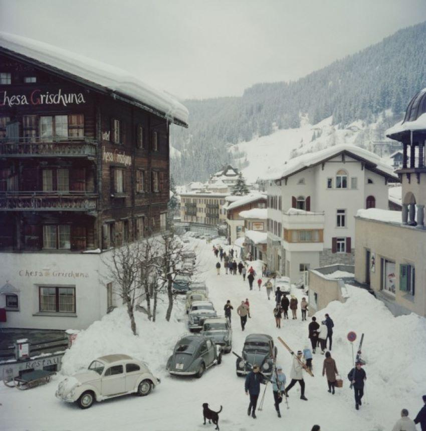 Klosters 

1963

  Skiers pass by the Hotel Chesa Grischuna in Klosters, 1963.

Photo by Slim Aarons

40x40” / 101 x 101 cm - paper size 
Archival pigment print
unframed 
(framing available see examples - please enquire) 

Estate Stamped Edition