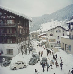 Slim Aarons, Klosters-Skifahrer steigen vorbei am Hotel Chesa Grischuna in Klosters, 1963