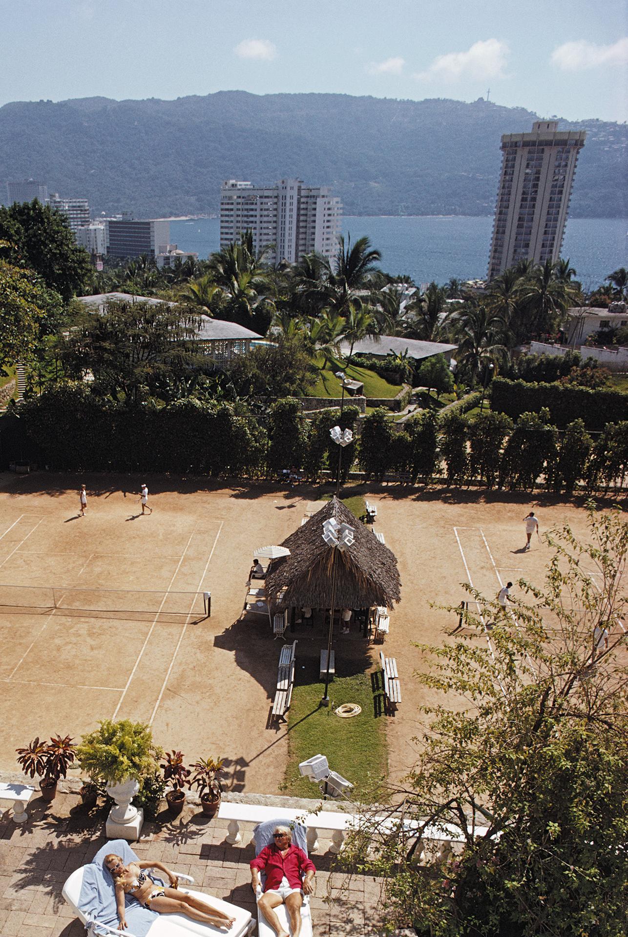 Le chef d'orchestre Teddy Stauffer (1909 - 1991) à La Barranca, la villa de Warren Avis à Acapulco, en janvier 1971.

Expédition gratuite du revendeur à votre encadreur, dans le monde entier.

Undercurrent Projects est fier d'offrir cette vibrante