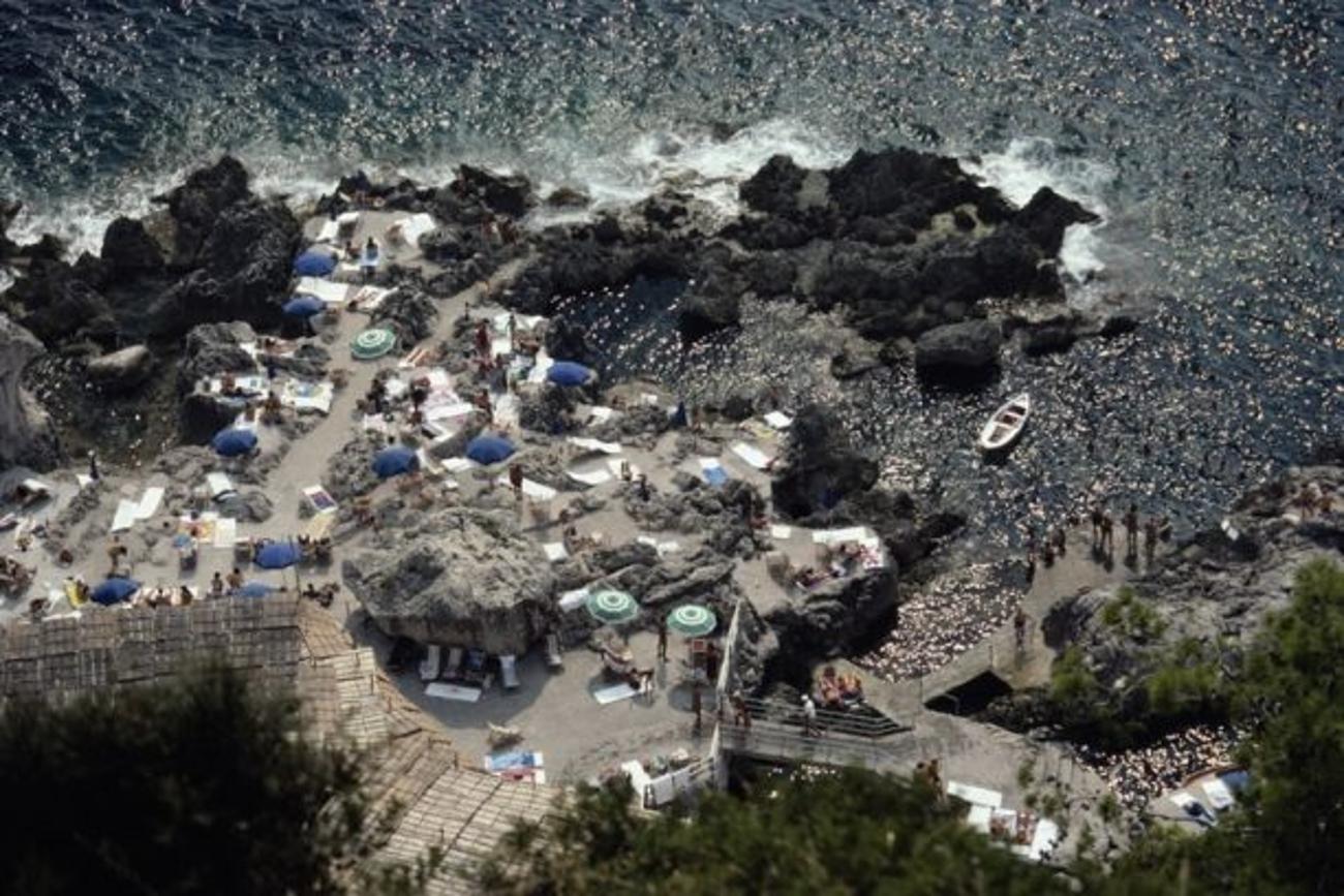 La Fonteline 
1989
da Slim Aarons

Slim Aarons Edizione Limitata Estate

Veduta aerea di bagnanti e ombrelloni sulla spiaggia di La Fonteline, alla base dei Faraglioni sull'isola di Capri, Italia, nel settembre del 1989.

non incorniciato
c stampa