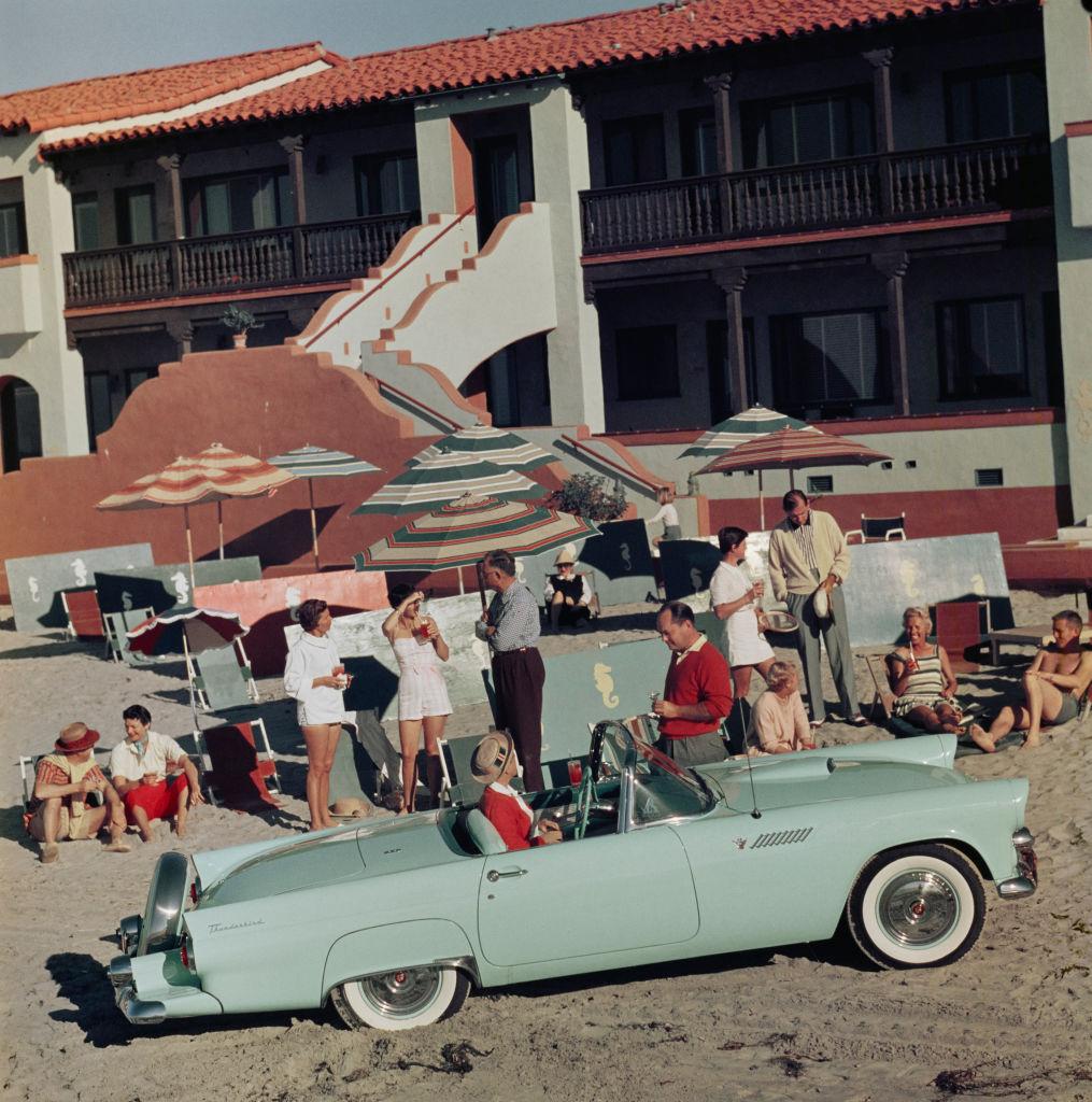 Slim Aarons Portrait Photograph – La Jolla Beach and Tennis Club, San Diego, Nachlassausgabe, Porträtfotografie