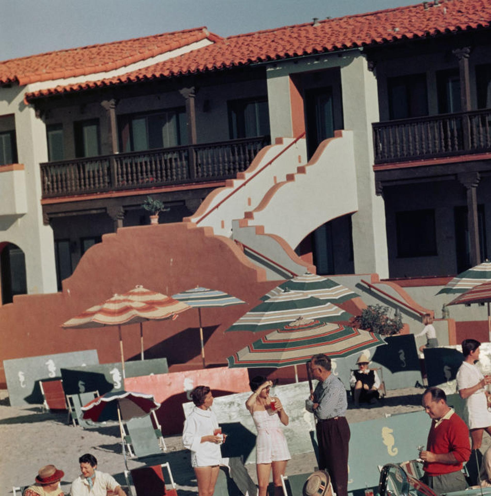 La Jolla Beach and Tennis Club, San Diego, Nachlassausgabe, Porträtfotografie (Grau), Portrait Photograph, von Slim Aarons