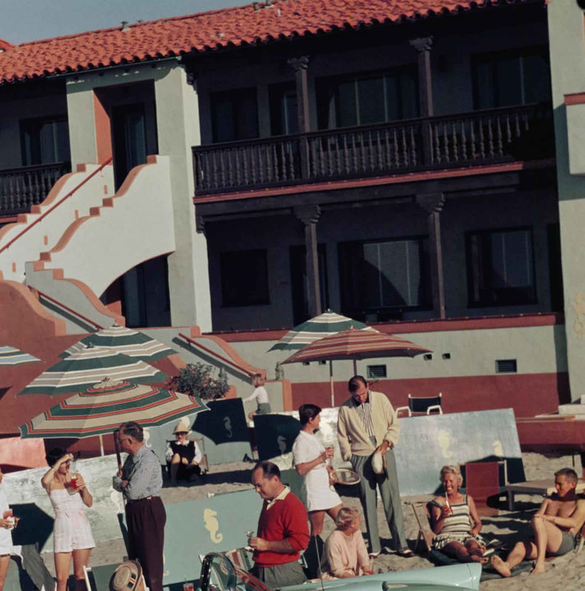 Dieses Porträtfoto des Gesellschaftsfotografen Slim Aarons aus der Mitte der 1950er Jahre zeigt Gäste des La Jolla Beach and Tennis Club in La Jolla, San Diego.

Dies ist eine nachlassgestempelte und handnummerierte Auflage von 150 Stück mit