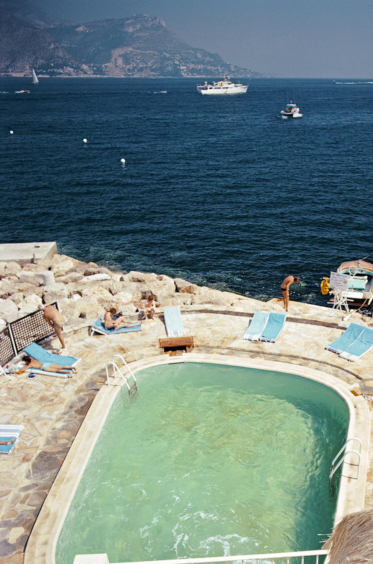 La Voile d'Or, Francia, Edizione Estate, Fotografia di paesaggio - Landscape Photograph Grigio di Slim Aarons