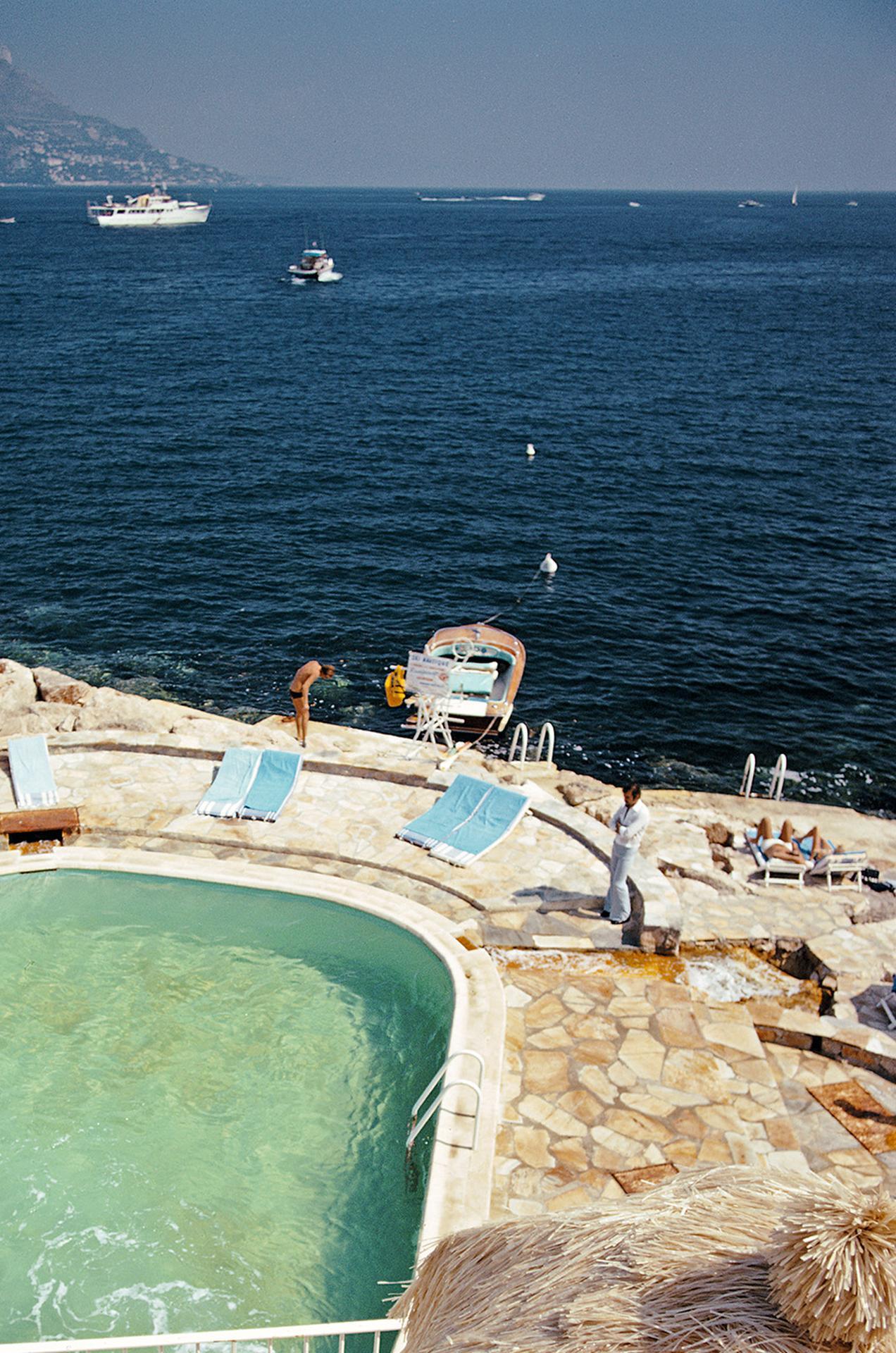 Questa fotografia di paesaggio dei primi anni '70, scattata dal fotografo di società Slim Aarons, ritrae l'hotel La Voile d'Or a Saint-Jean-Cap-Ferrat, in Francia.

Si tratta di un'edizione stampata e numerata a mano di 150 esemplari con certificato