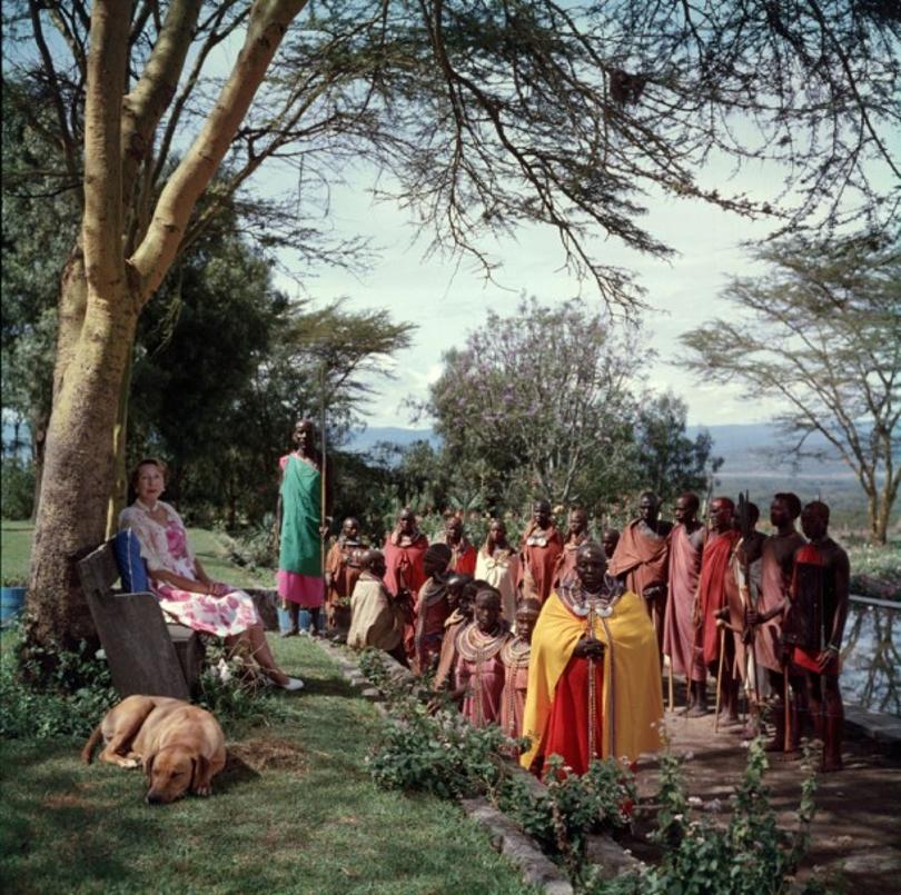 Lady Hamilton 
1955
von Slim Aarons

Slim Aarons Limited Estate Edition

1955: Lady Hamilton ruht sich im Schatten eines Baumes aus, in Gesellschaft eines kenianischen Stammes.

ungerahmt
C Typ Druck
gedruckt 2023
16×16 Zoll -
