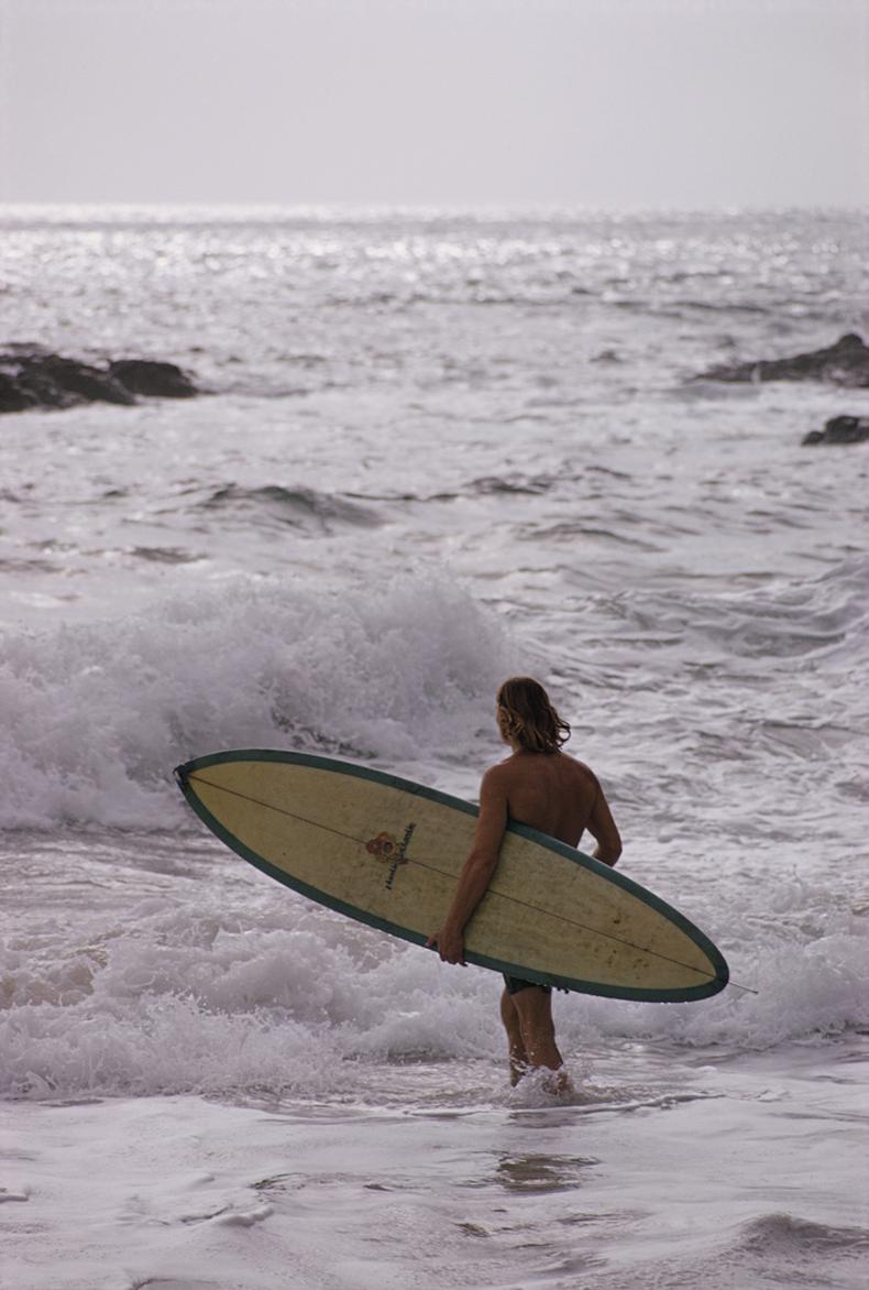 Laguna Beach Surfer  (Slim Aarons Estate Edition)

Drei Surfer mit ihren Brettern bei Sonnenuntergang, Laguna Beach, Kalifornien, Januar 1970. (Foto: Slim Aarons)

Dieses Foto verkörpert den Reisestil und den Glamour der Reichen und Berühmten dieser