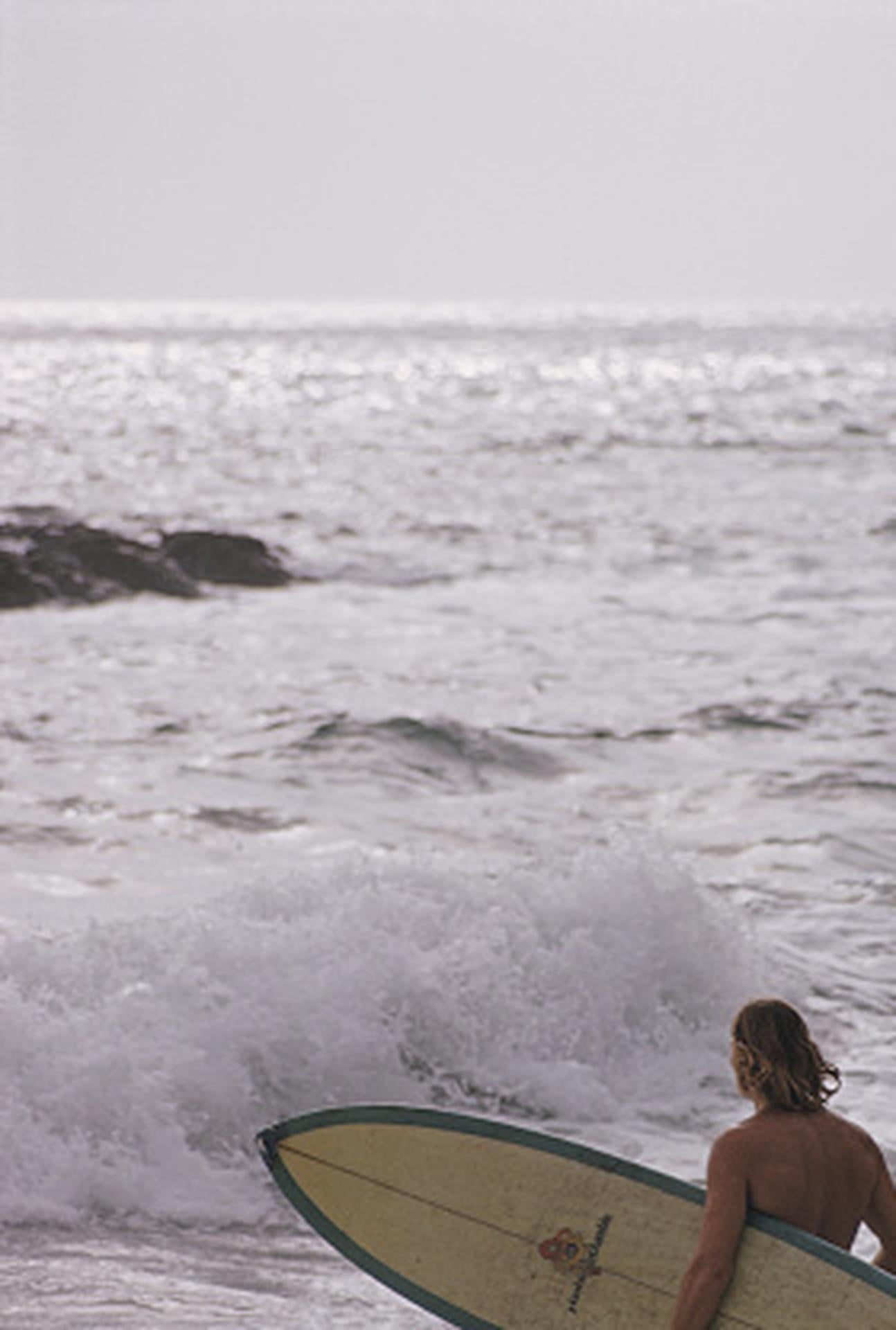 Surfistas de Laguna Beach, California, Edición Inmobiliaria, Fotografía de Paisaje - Color Photograph Gris de Slim Aarons