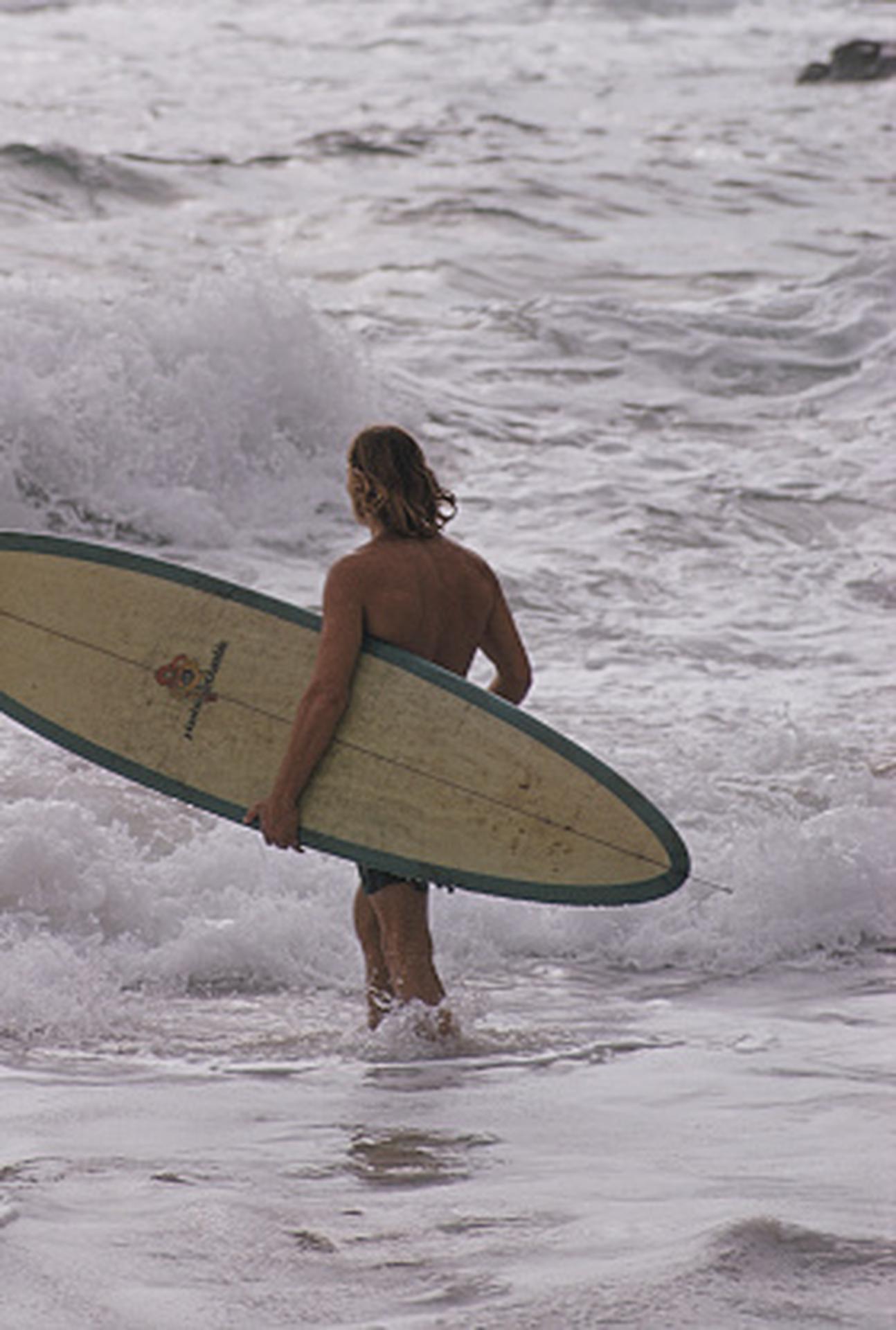 Surfistas de Laguna Beach, California, Edición Inmobiliaria, Fotografía de Paisaje en venta 1