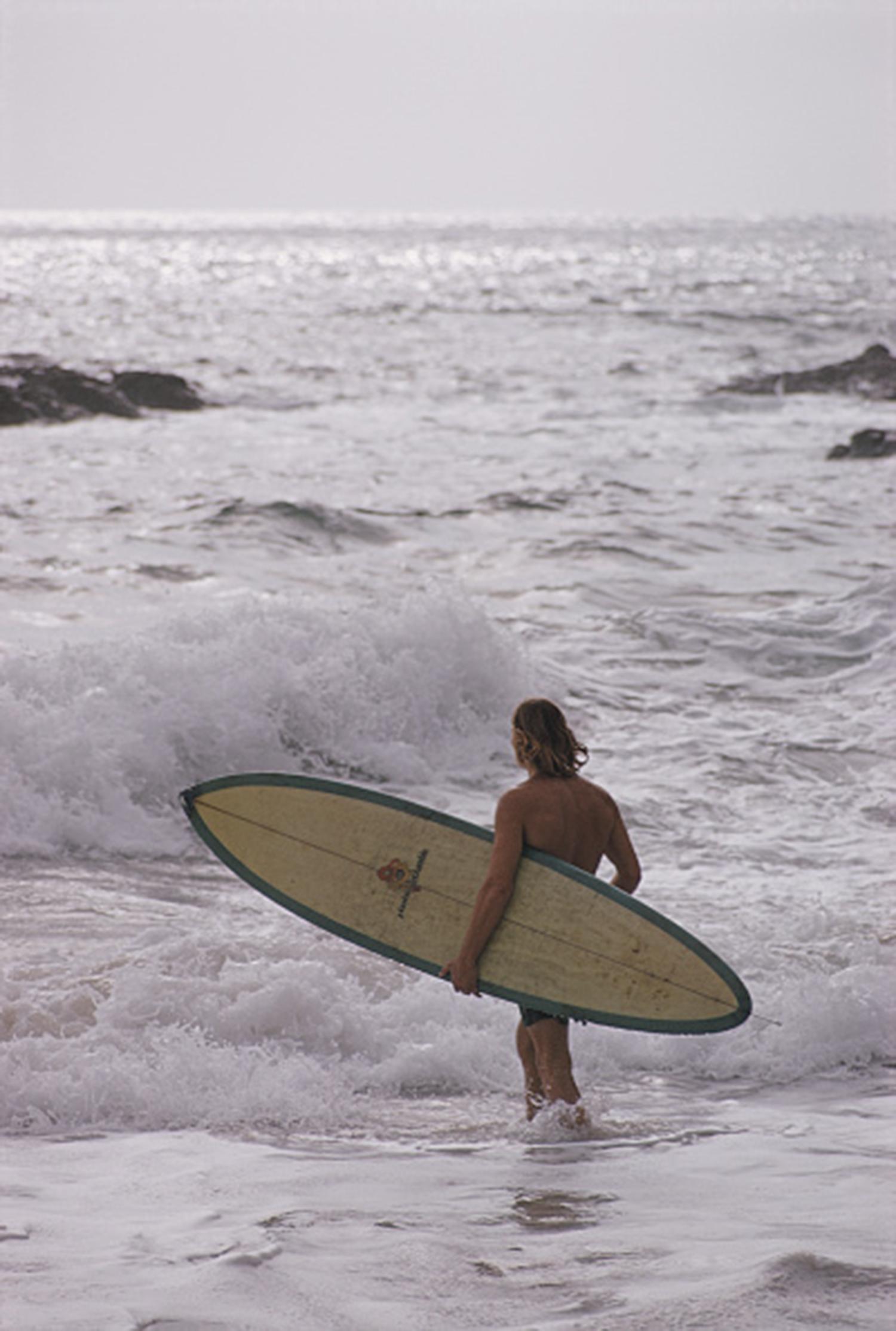 Un surfeur dans la mer à Laguna Beach, Californie, janvier 1970. (Photo par Slim Aarons/Hulton Archive/Getty Images)

Slim Aarons Estate Edition, certificat d'authenticité inclus.
Numéroté et tamponné par la succession Slim Aarons

Édition moderne