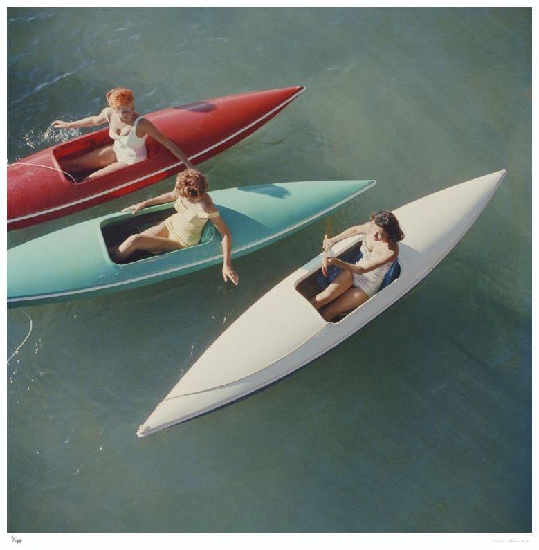 „Lake Tahoe Canoes“ offizielles Nachlass gestempelte Auflage – Photograph von Slim Aarons