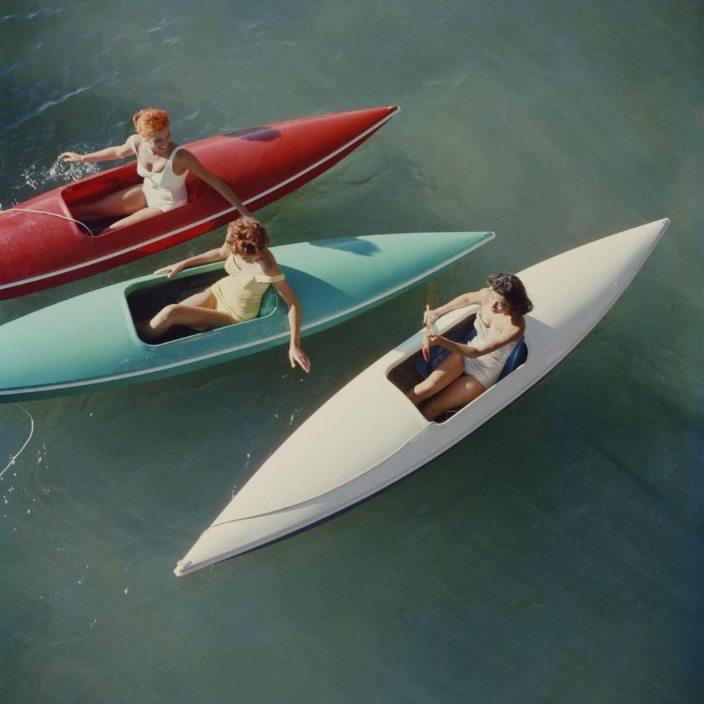 Slim Aarons Color Photograph – „Lake Tahoe Canoes“ offizielles Nachlass gestempelte Auflage