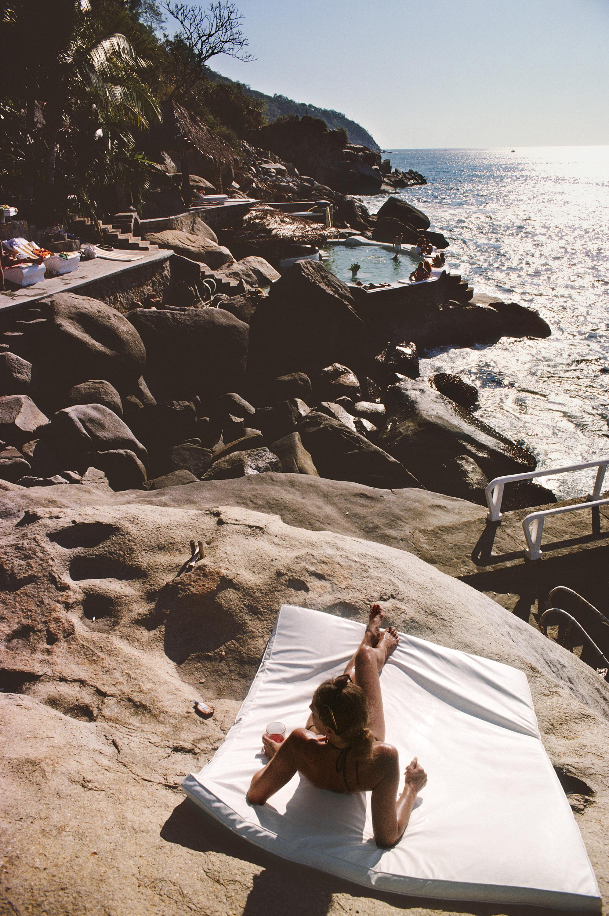 Figurative Photograph di Slim Aarons - Las Brisas