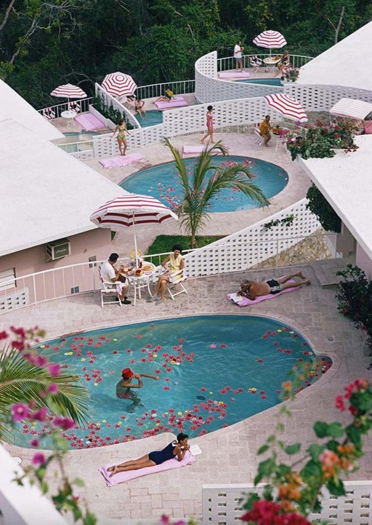Slim Aarons Color Photograph – Das Las Brisas Hotel, La Concha Beach Club 1968, Nachlassstempel-Ausgabe