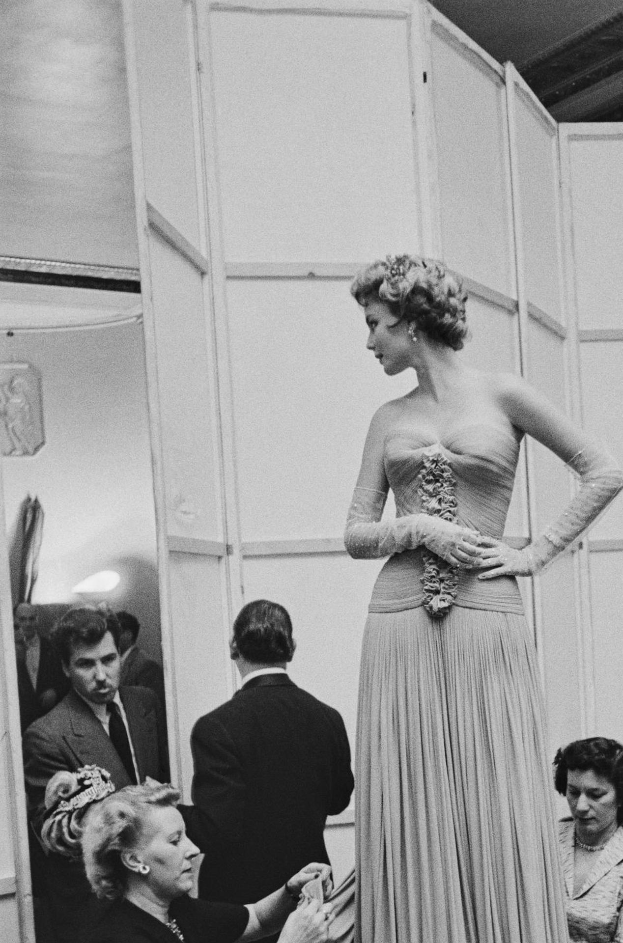 Last-minute-Anpassungen, Nachlassausgabe, Porträtfotografie (Grau), Portrait Photograph, von Slim Aarons