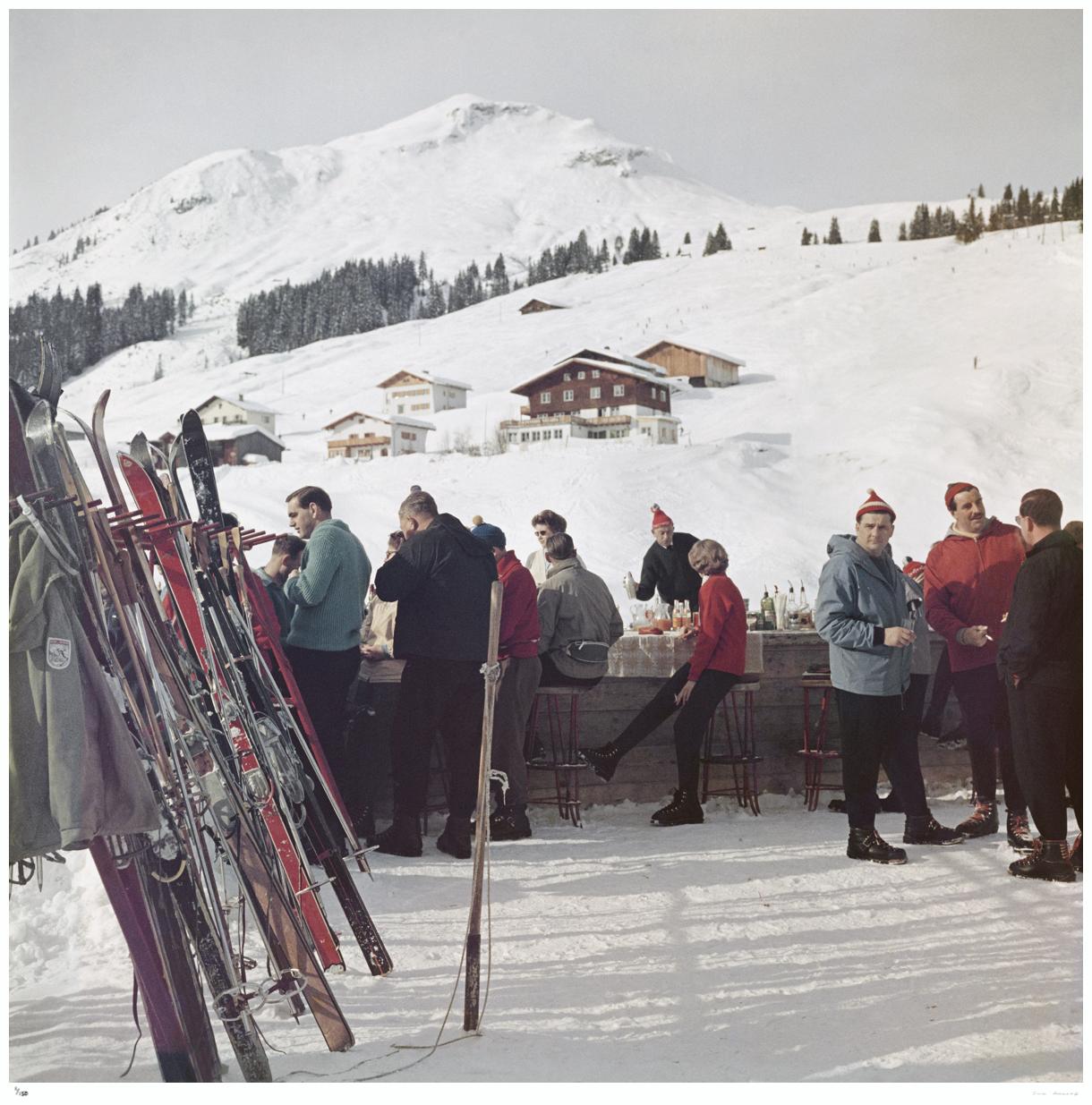 Lech Ice Bar 1960 - Slim Aarons 

Des skieurs prennent un verre au Ice Bar de l
hôtel Krone à Lech, en Autriche, en 1960.

20 x 20" pouces / 51 x 51 cm format du papier 

Photo par Slim Aarons

Imprimé cette année

Certificat d
authenticité