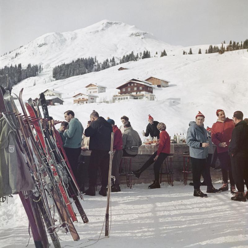 Lech Ice Bar 
1960
da Slim Aarons

Slim Aarons Edizione Limitata Estate

Sciatori sorseggiano un drink all'Ice Bar dell'Hotel Krone di Lech, Austria, 1960. 

non incorniciato
c stampa di tipo
stampato 2023
16×16 pollici - formato carta


Limitato a