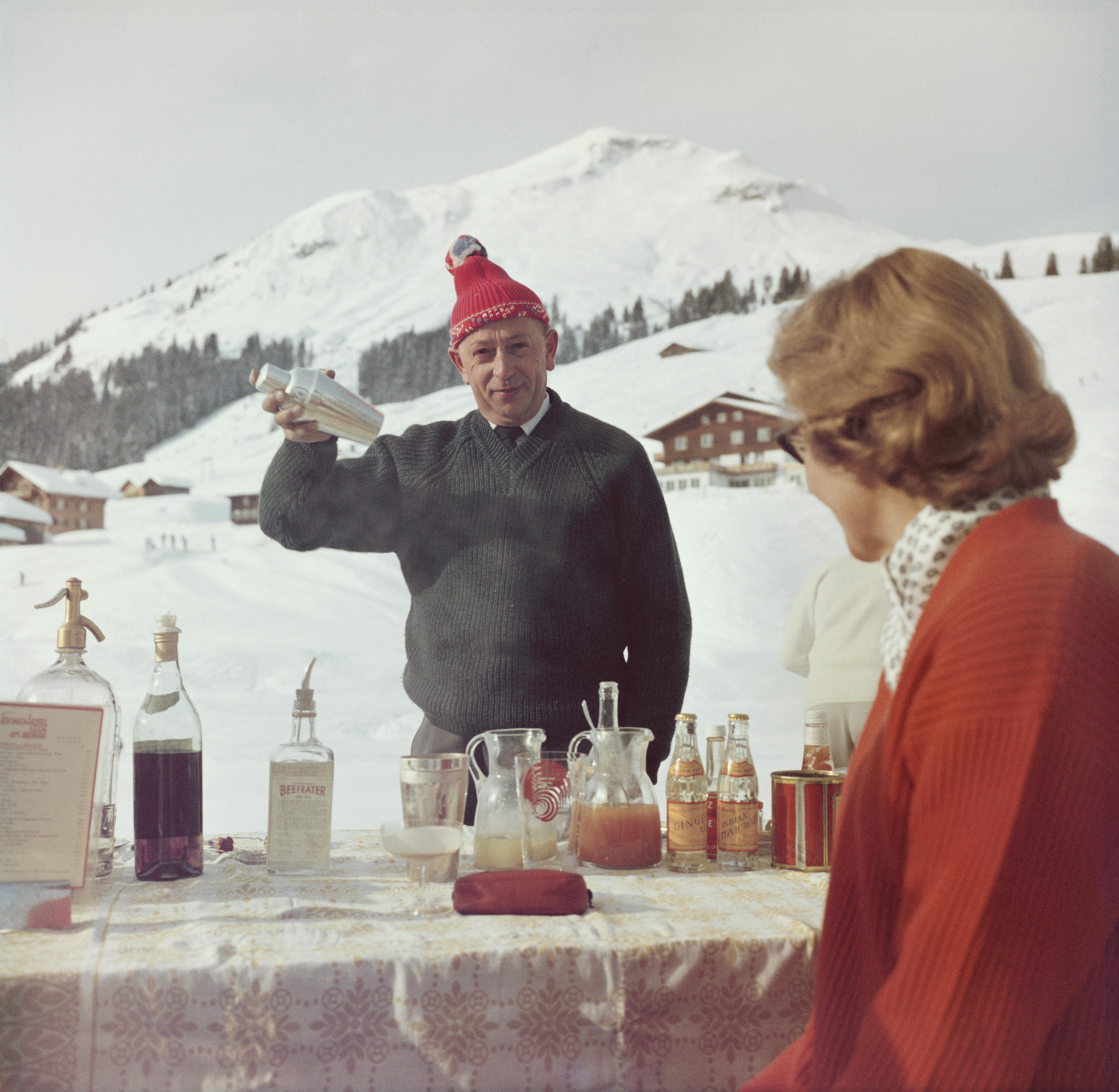 Schlanke Aarons
Lech Eisbar
1960 (später gedruckt)
C Druck
Nachlassgestempelte und nummerierte Auflage von 150 Stück 
mit Echtheitszertifikat
Bildunterschrift: Ein Barkeeper mixt einen Drink für einen Kunden an der Eisbar im Hotel Krone in Lech,