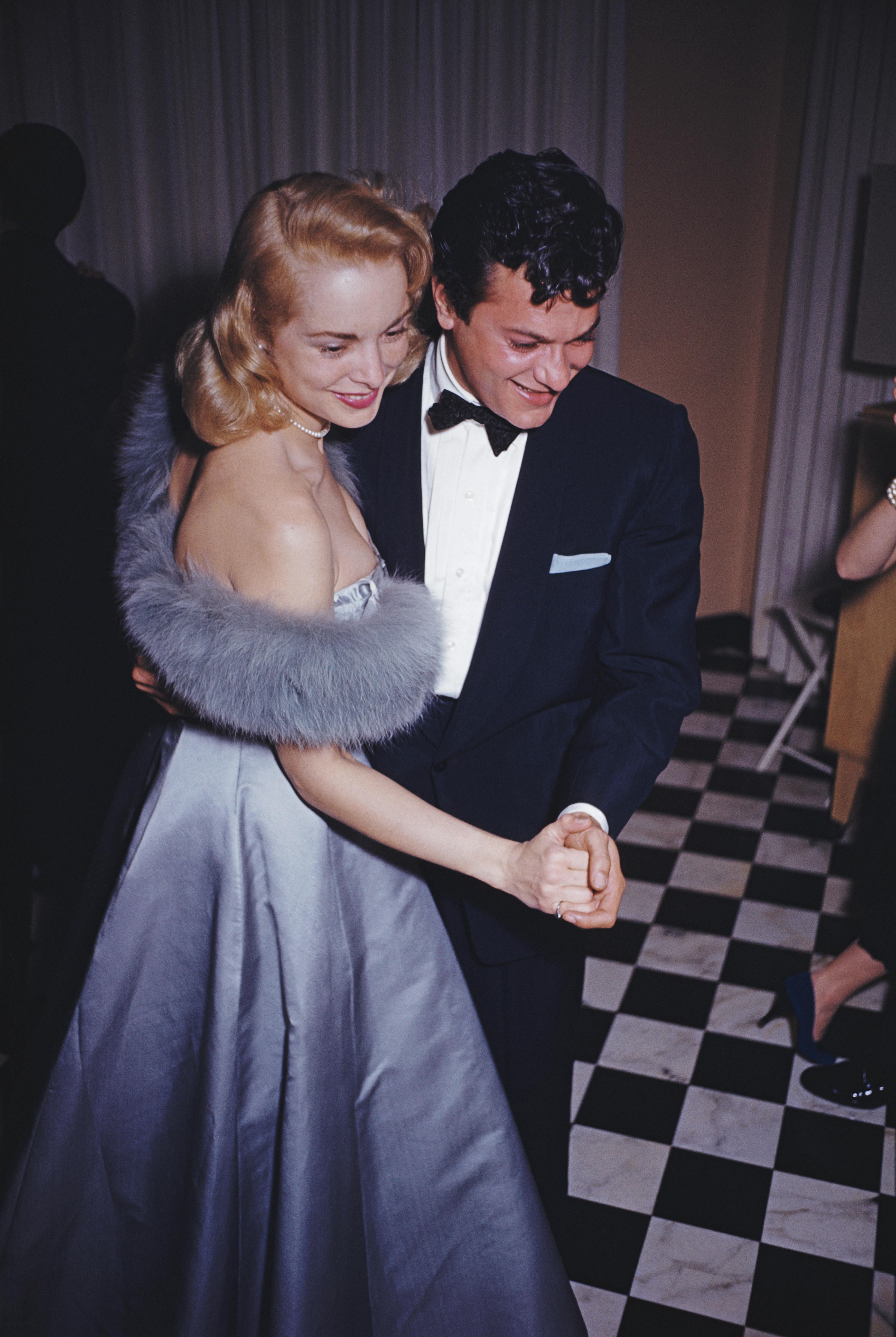 let's Dance  1954 Slim Aarons Limited Estate Edition Druck 

Die Filmstars Tony Curtis und seine Frau Janet Leigh tanzen auf einer Party im Haus von James Mason in Beverly Hills, 1954. 

Hergestellt aus der Originalfolie
Mitgeliefertes