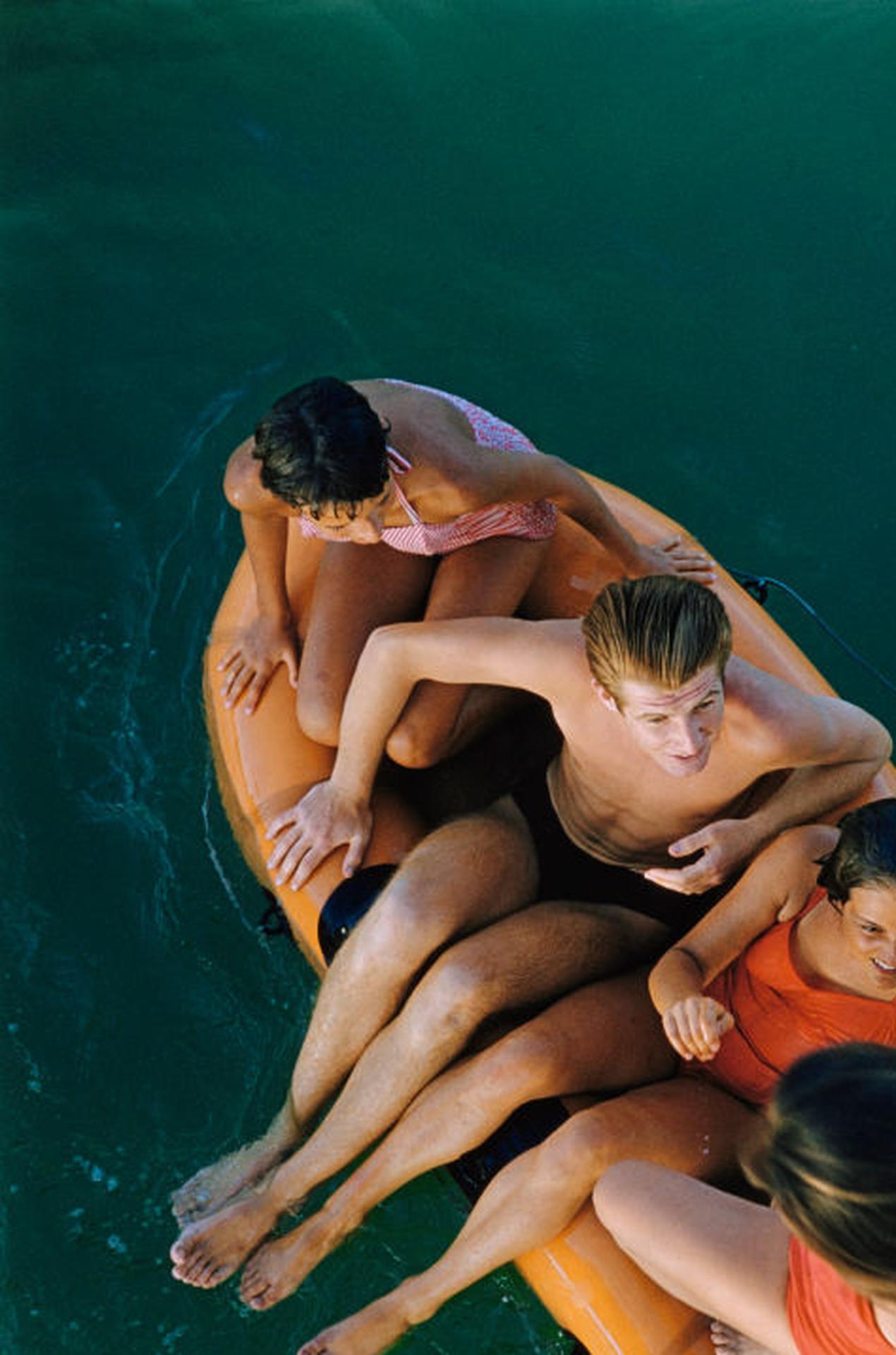Lido Life, Venezia, Estate Edition, Ritratto Fotografico - Figurative Photograph Nero di Slim Aarons