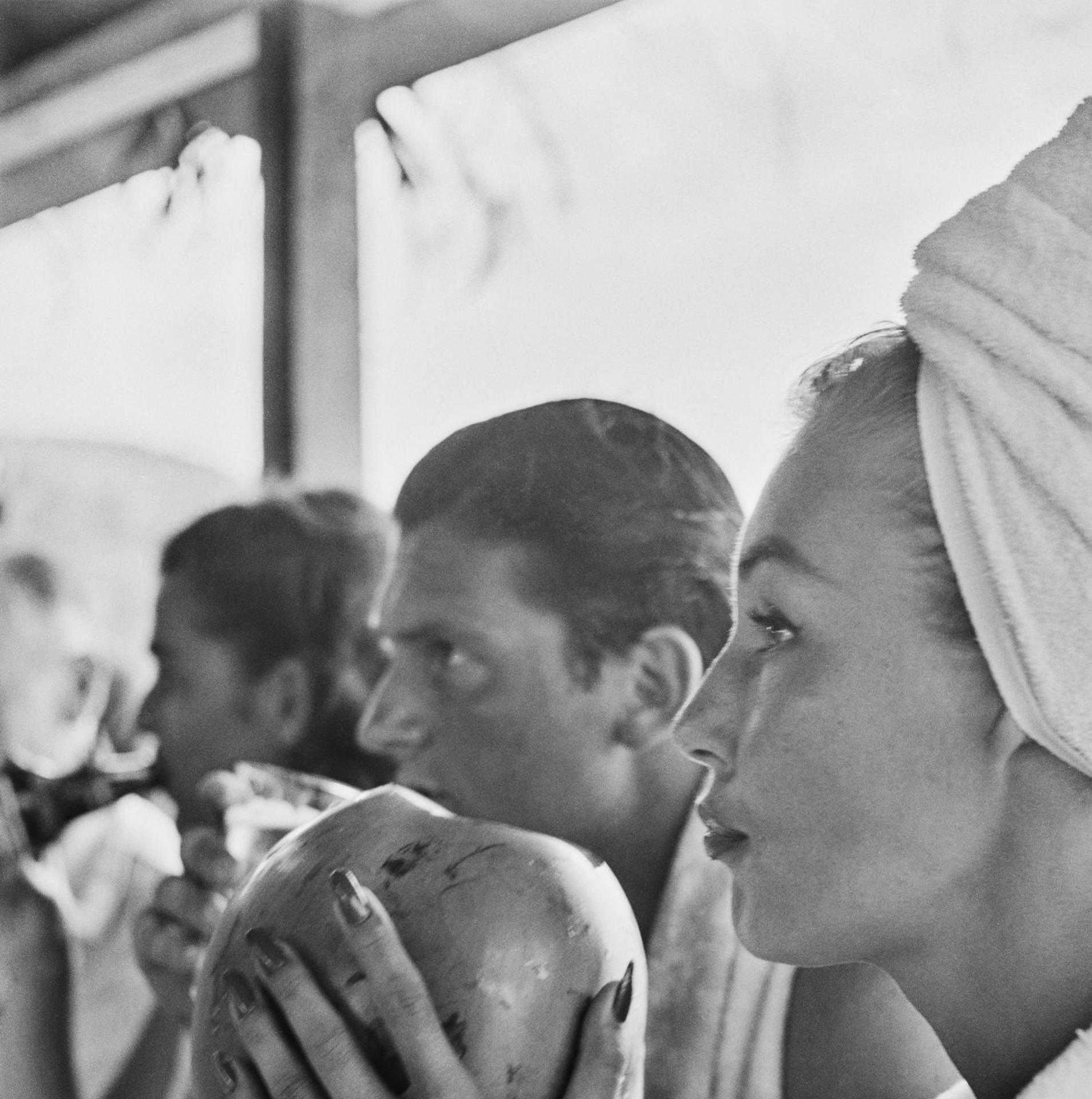 Liz Pringle, Jamaika, Nachlassausgabe, Porträtfotografie (Grau), Black and White Photograph, von Slim Aarons
