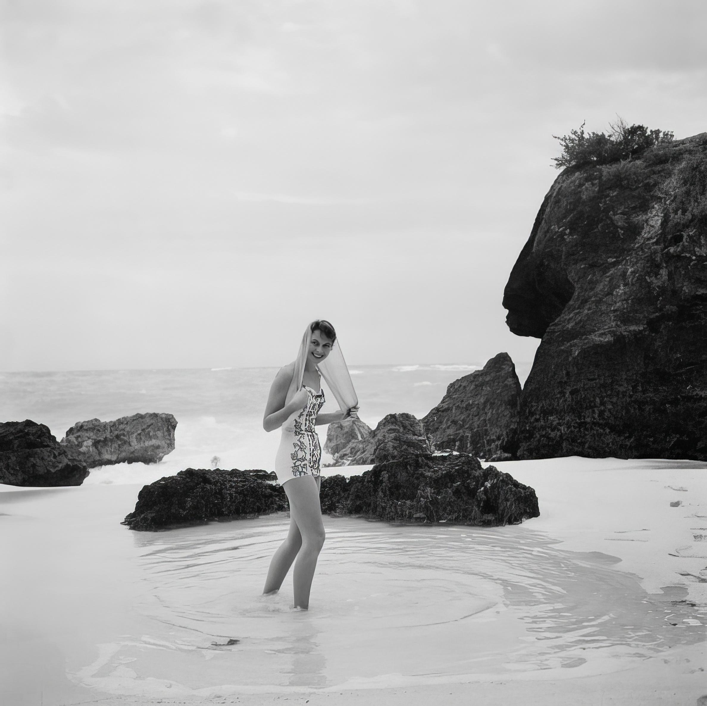 Slim Aarons Black and White Photograph – Long Bay Beach (Ausgabe von Aarons Estate)