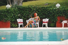 Lounging in Bermuda von Slim Aarons (Porträtfotografie, Aktfotografie)
