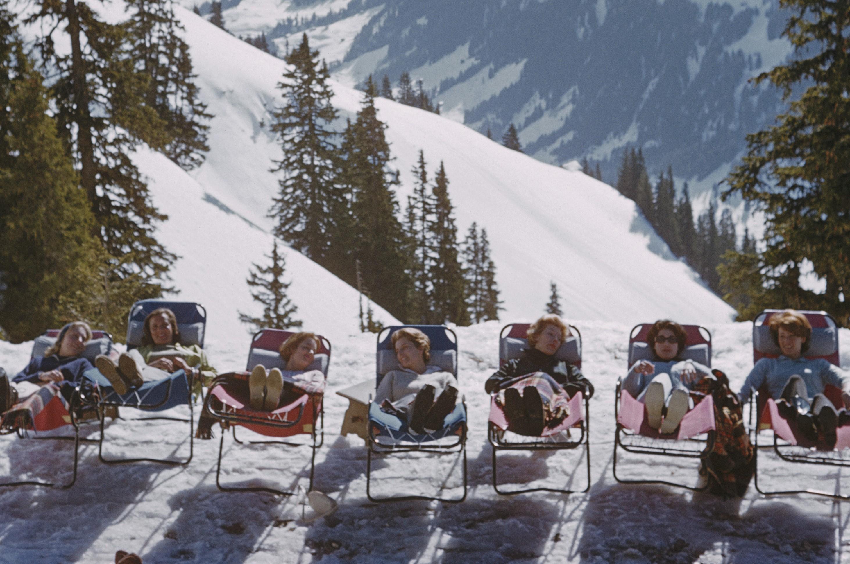 Lounging in Gstaad de Slim Aarons en vente 1