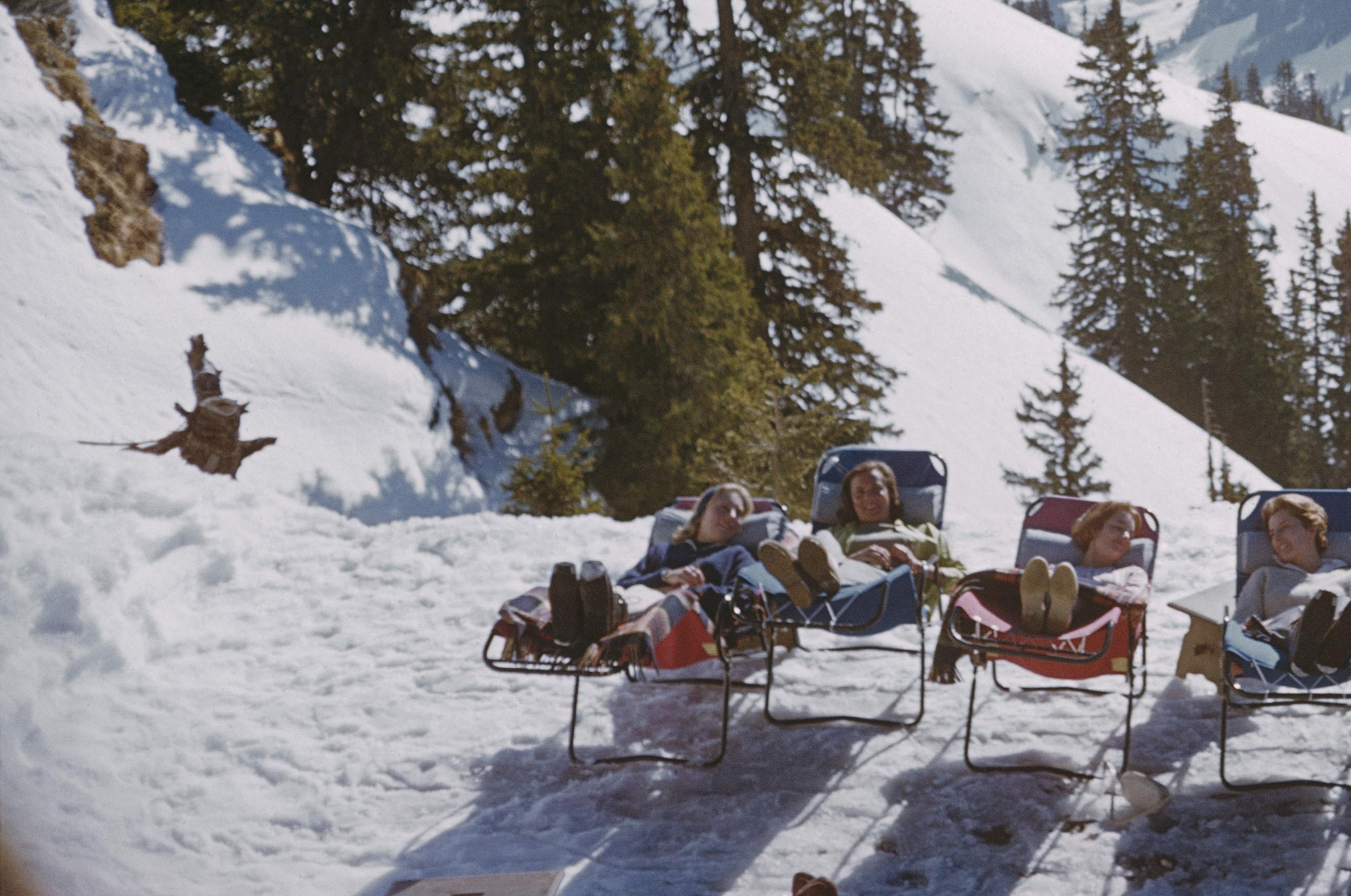 Lounging in Gstaad de Slim Aarons en vente 2