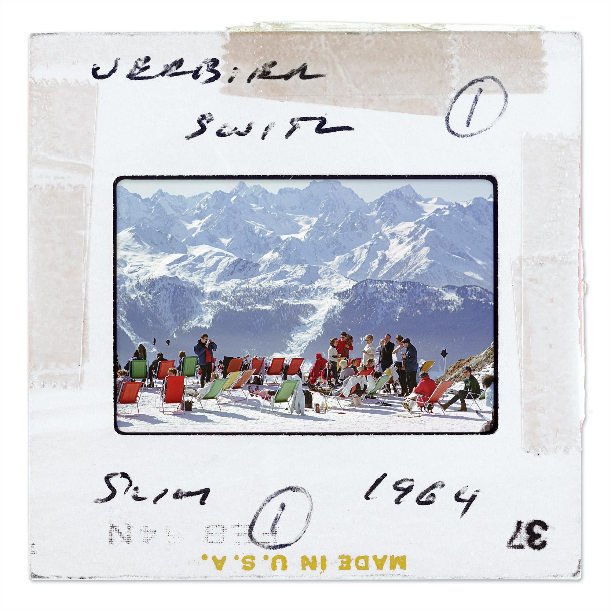 Lounging in Verbier, Schweizer Alpen, Nachlassausgabe – Photograph von Slim Aarons