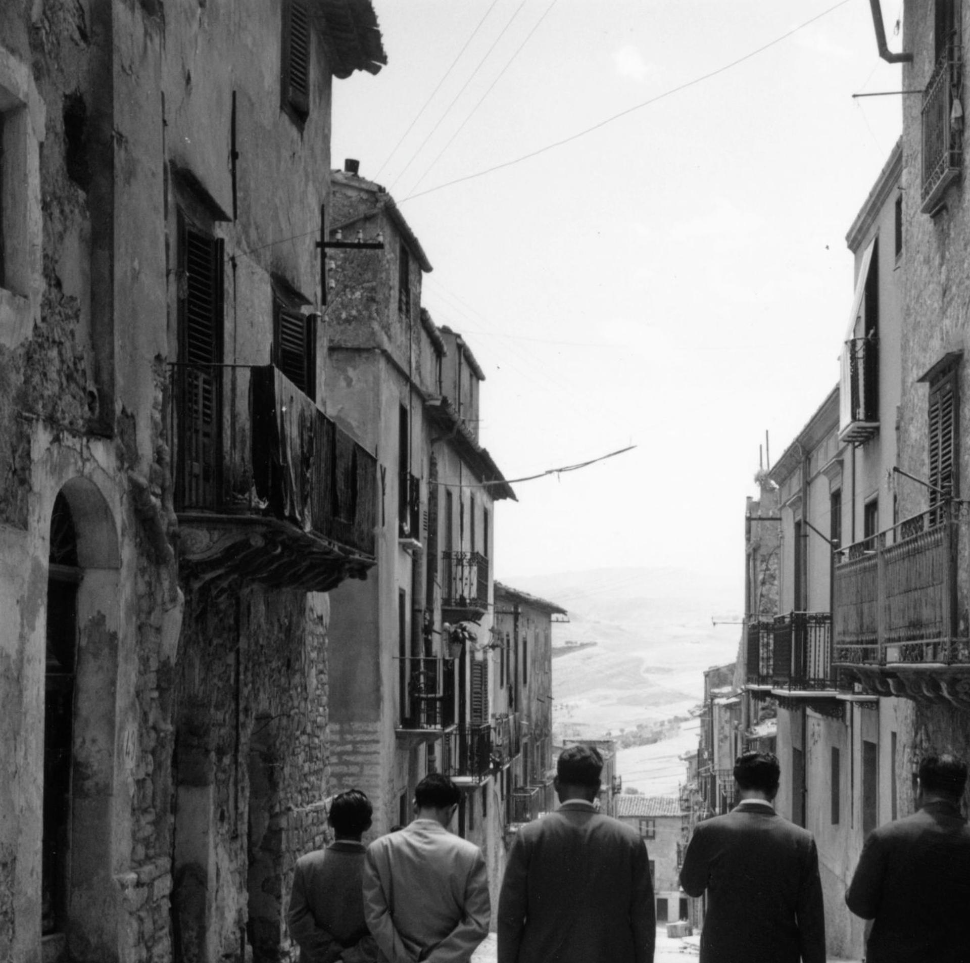 Lucky Luciano, Sizilien, Nachlassausgabe, Porträtfotografie (Schwarz), Portrait Photograph, von Slim Aarons