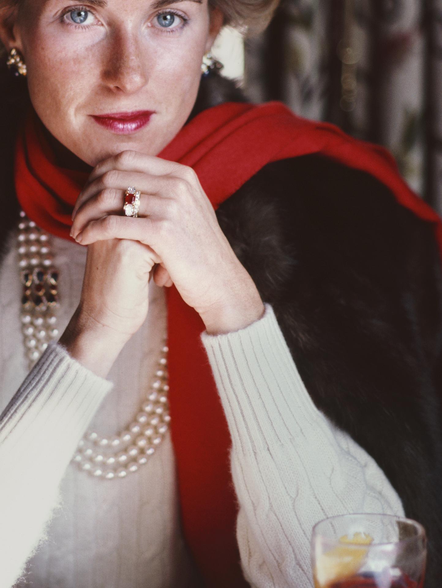 La Principessa Lucy Ruspoli a Cortina d'Ampezzo, Italia, 1982. 

Slim Aarons Estate Edition, Certificato di Autenticità incluso
Numerato e timbrato dalla Slim Aarons Estate
Il collezionista riceverà il numero successivo dell'edizione
Stampa moderna