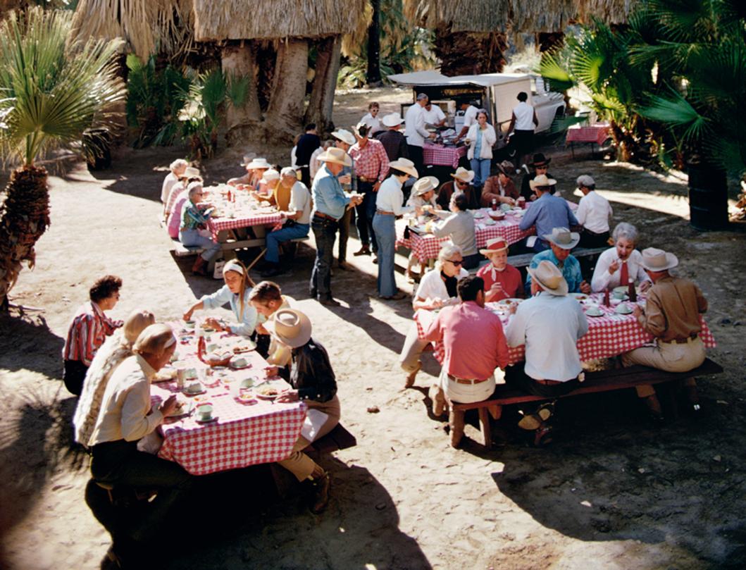 Comida al aire libre 
1970
por Slim Aarons

Slim Aarons Edición Limitada Estate

Un grupo de jinetes a caballo se detiene para comer entre palmeras Washingtonia en el Cañón Andreas, Palm Springs, sur de California, enero de 1970.

sin enmarcar
c