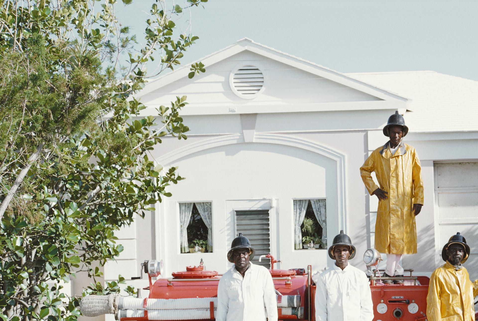Lyford Cay Fire Service, Bahamas, Estate Edition, Portrait photographique - Gris Figurative Photograph par Slim Aarons
