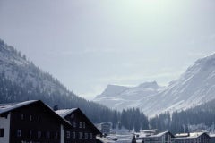 Calle principal de Lech, Austria, Fotografía moderna de mediados de siglo, Estate Edition