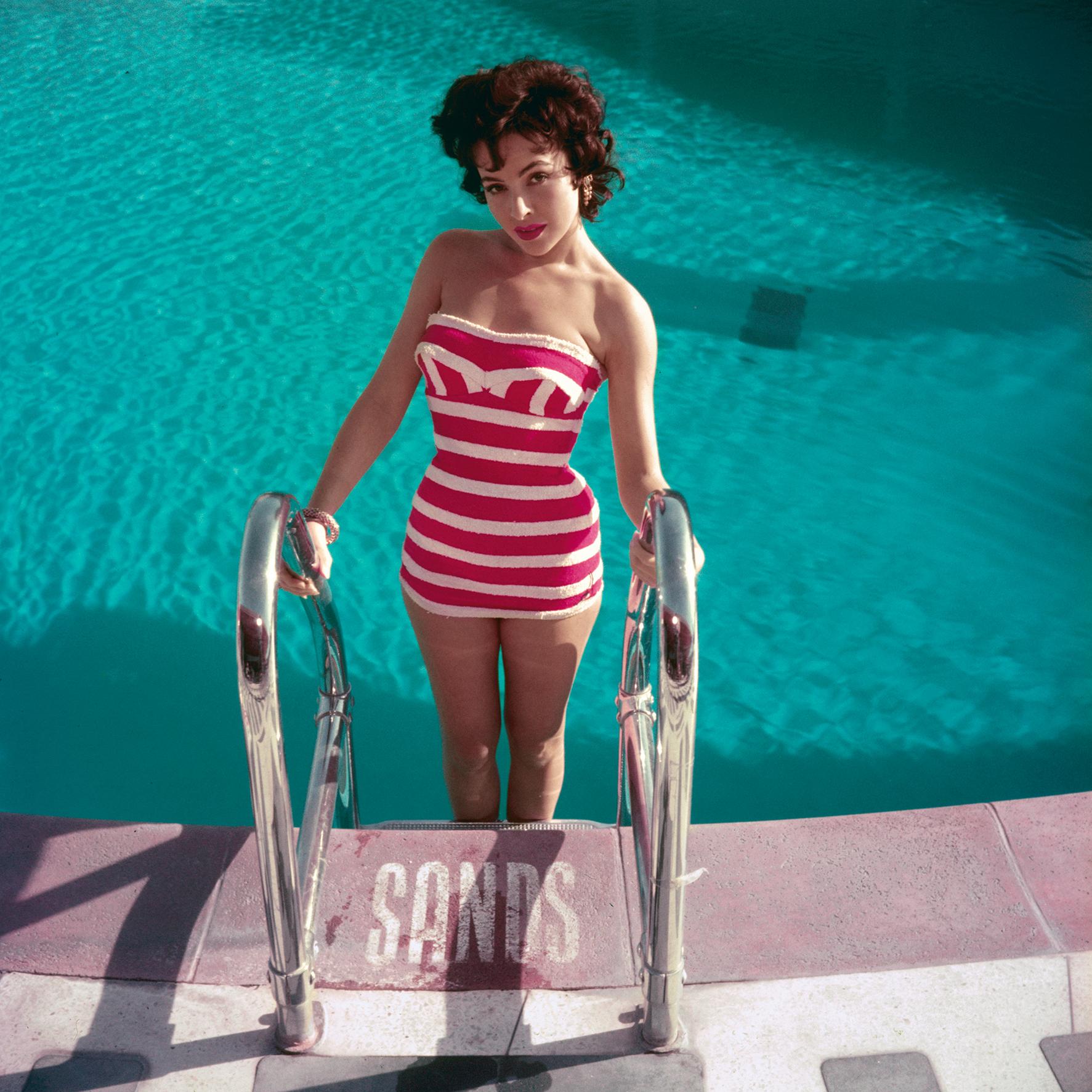 Mara Lane 
1954
por Slim Aarons

Slim Aarons Edición Limitada Estate

La actriz austriaca Mara Lane posando junto a la piscina del Hotel Sands, en Las Vegas, con un bañador de rayas rojas y blancas.

sin enmarcar
c escribir imprimir
impreso 2023
20