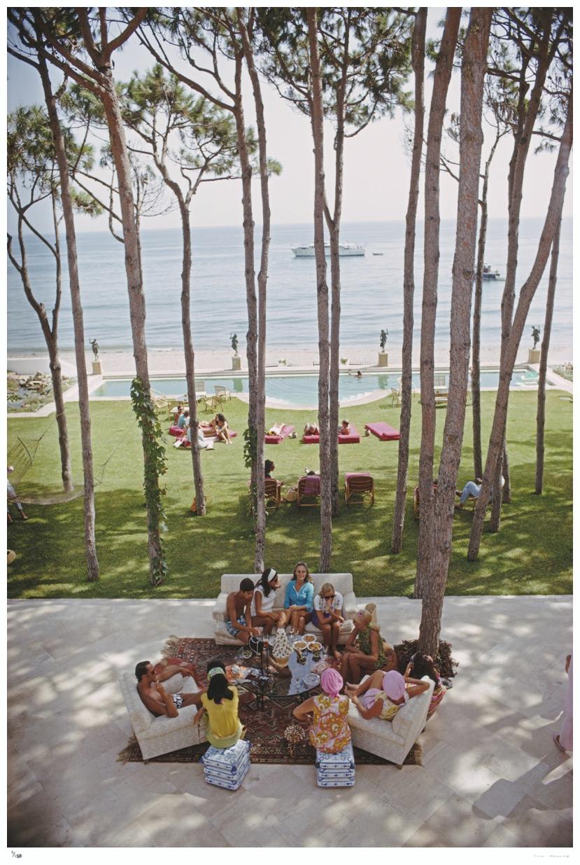 Marbella House Party 1967 - Slim Aarons estampillé Estate