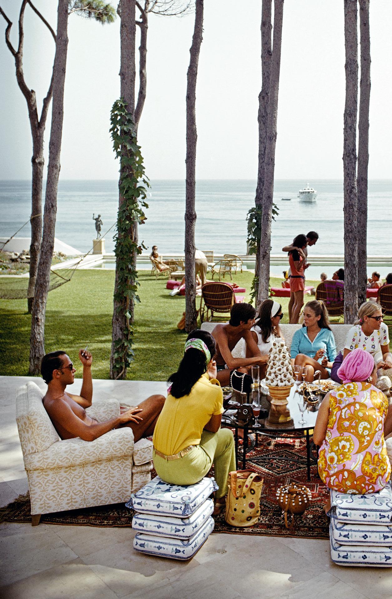 Marbella Haus Party, Spanien, Nachlassausgabe, Porträtfotografie (Grau), Color Photograph, von Slim Aarons