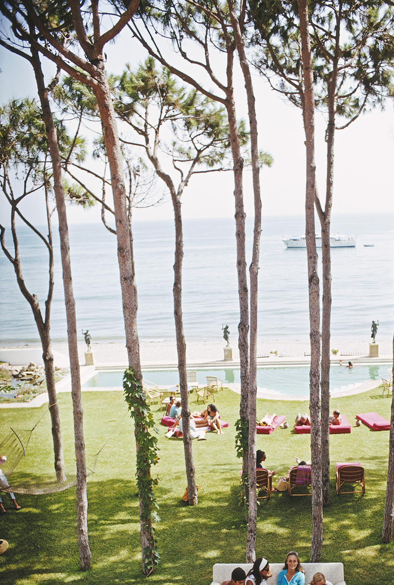 Marbella House Party, Espagne, édition immobilière, photographie de paysage - Gris Color Photograph par Slim Aarons