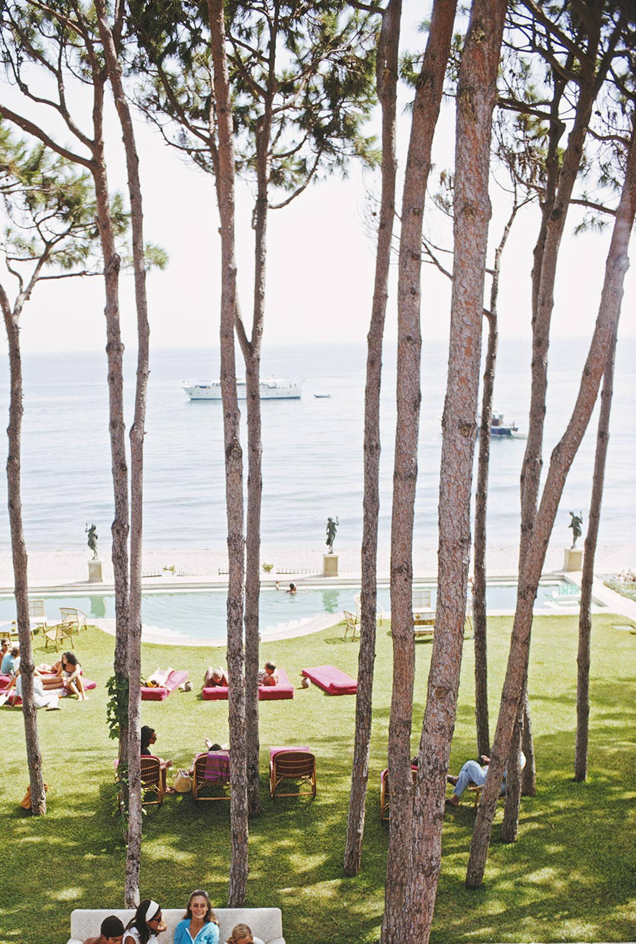 Cette photographie de paysage du milieu des années 1960, prise par le photographe mondain Slim Aarons, montre des invités à une fête chez Sebastiano Bergese à Marbella, en Espagne, en août 1967.

Il s'agit d'une édition de 150 exemplaires