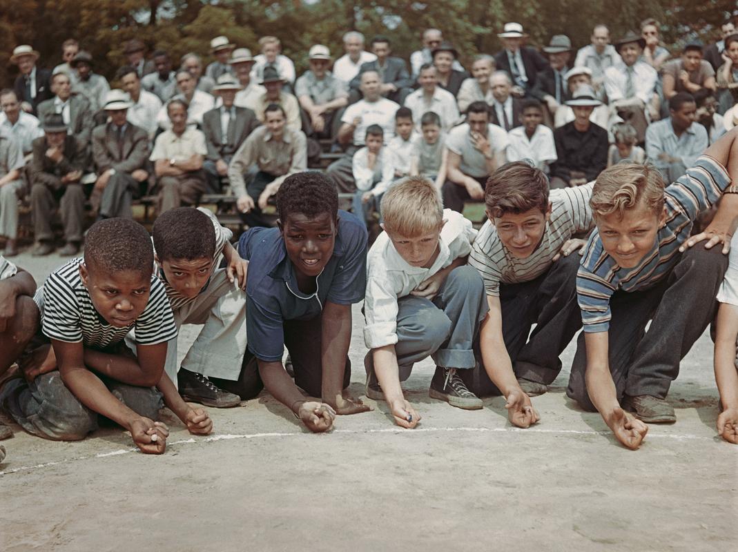Campeonato de Canicas" 1947 Slim Aarons Edición Limitada Impresa de la Propiedad 

Un grupo de chicos compitiendo en un campeonato de canicas en Central Park, Nueva York, 1947. 
(Foto de Slim Aarons/Hulton Archive/Getty Images)

Producido a partir