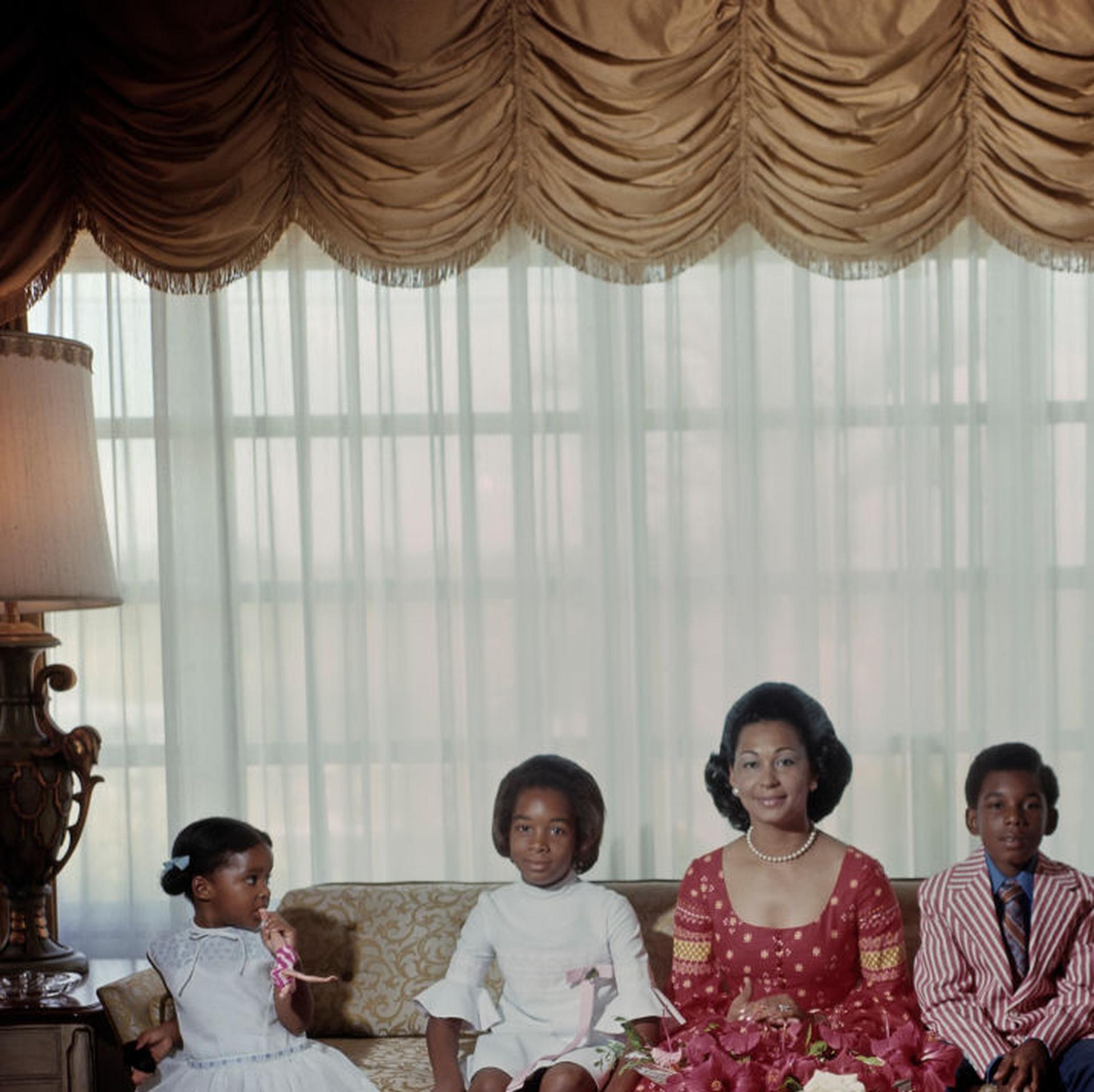 Marguerite Pindling, Bahama, Nachlassausgabe, Porträtfotografie (Braun), Portrait Photograph, von Slim Aarons