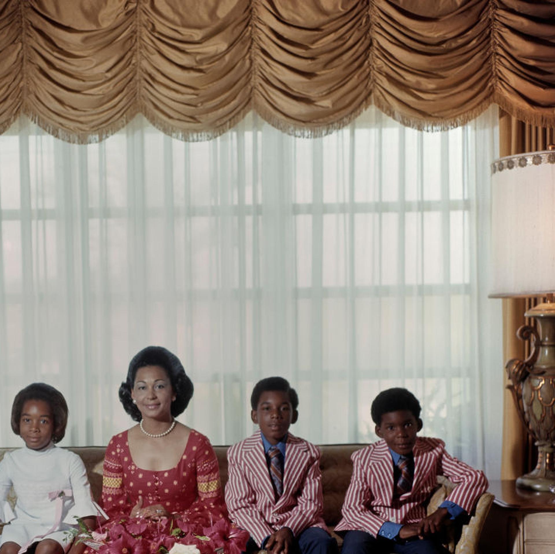 Dame Marguerite Pindling, Lady Pindling mit ihren Kindern Obafemi, Leslie, Monique und Michelle, Bahamas, 1971. Margurites Ehemann, Lynden Pindling, ist der Premierminister der Bahamas.

Schlanke Aarons
Marguerite Pindling, Nachlass