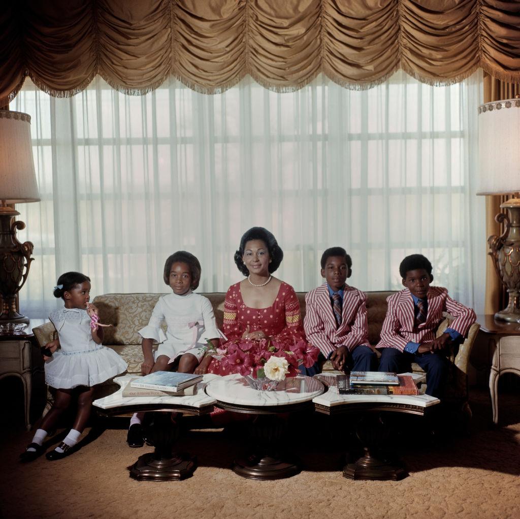Slim Aarons Portrait Photograph – Marguerite Pindling, Bahama, Nachlassausgabe, Porträtfotografie