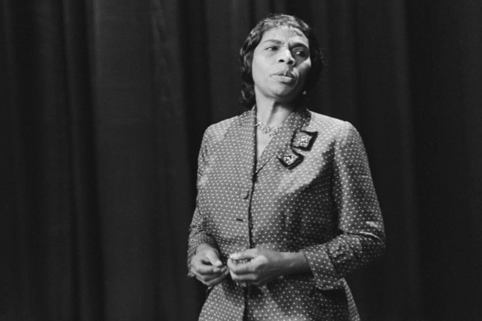 Marian Anderson, Nachlassausgabe, Porträtfotografie (Schwarz), Portrait Photograph, von Slim Aarons