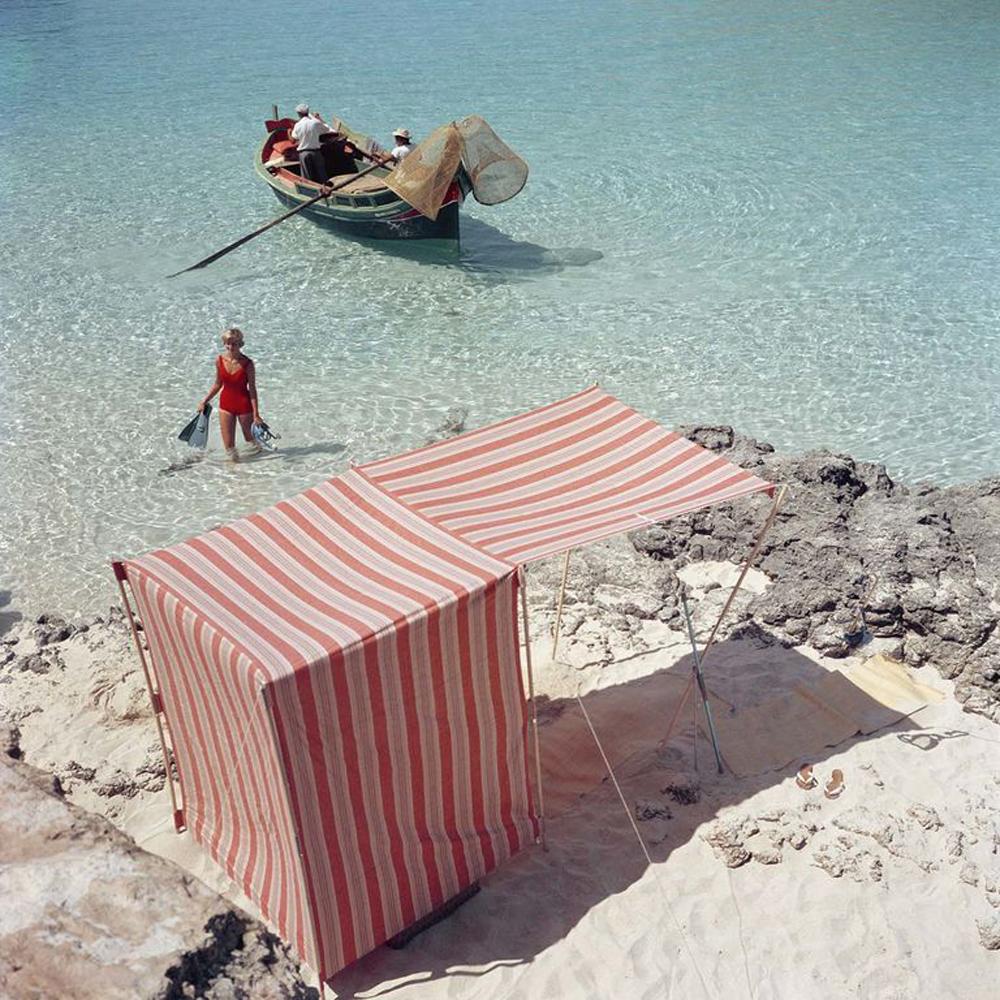 Color Photograph Slim Aarons - Marietine Birnie, Blue Lagoon, Malte, édition de succession, photographie de portrait