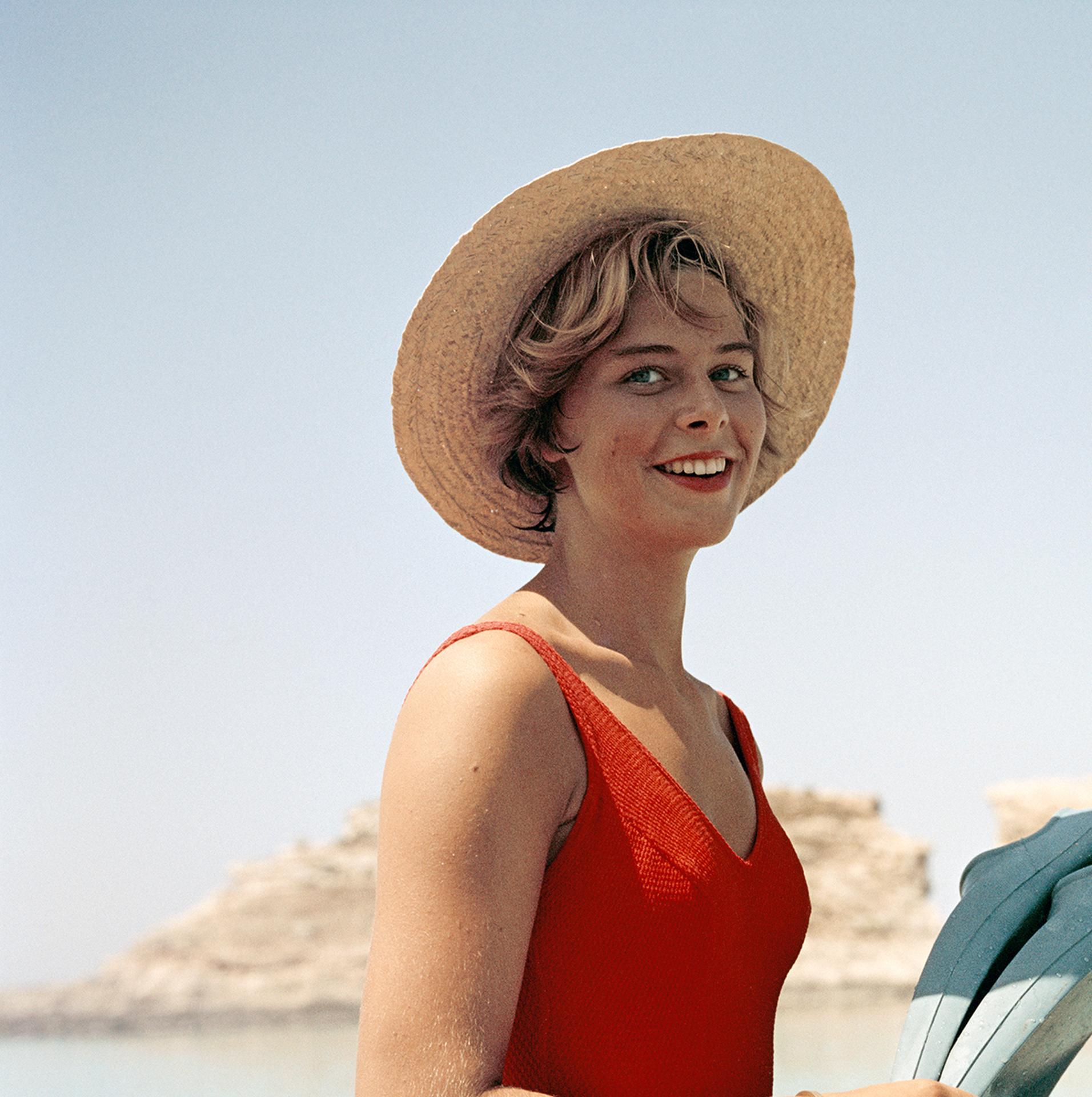 En este retrato de finales de los años 50, realizado por el fotógrafo de sociedad Slim Aarons, aparece Marietine Birnie buceando en la Laguna Azul de Kemmuna (Comina), Malta.

Se trata de una edición sellada y numerada a mano de 150 ejemplares, con