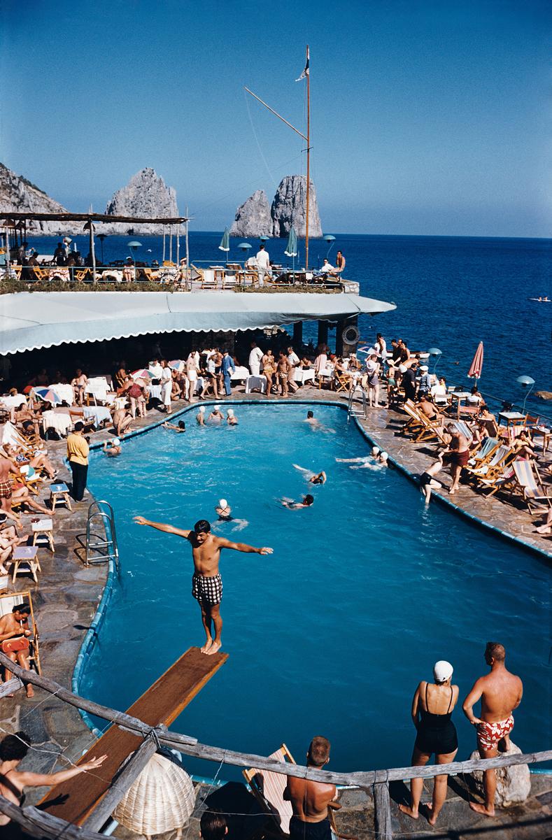 Marina Piccola

1954

Canzone del Mare in der Marina Piccola, Capri, Italien, 1954. 

Von Slim Aarons

30x20" / 76x51 cm - Papierformat 
C-Typ Druck
ungerahmt 

Nachlassgestempelte Ausgabe 
Auflage von insgesamt 150 Stück 
Mit Tinte nummeriert und