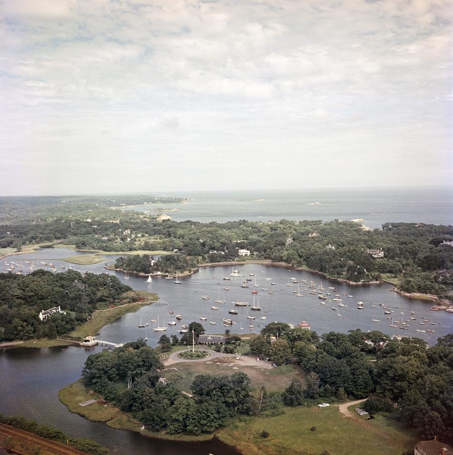 Marina 
1960
par Slim Aarons

Slim Aarons Limited Estate Edition

 Un grand complexe de marina, vers 1960.

non encadré
A.I.C. print
imprimé 2023
16×16 pouces - format du papier


Limité à 150 tirages - quel que soit le format du papier

signature